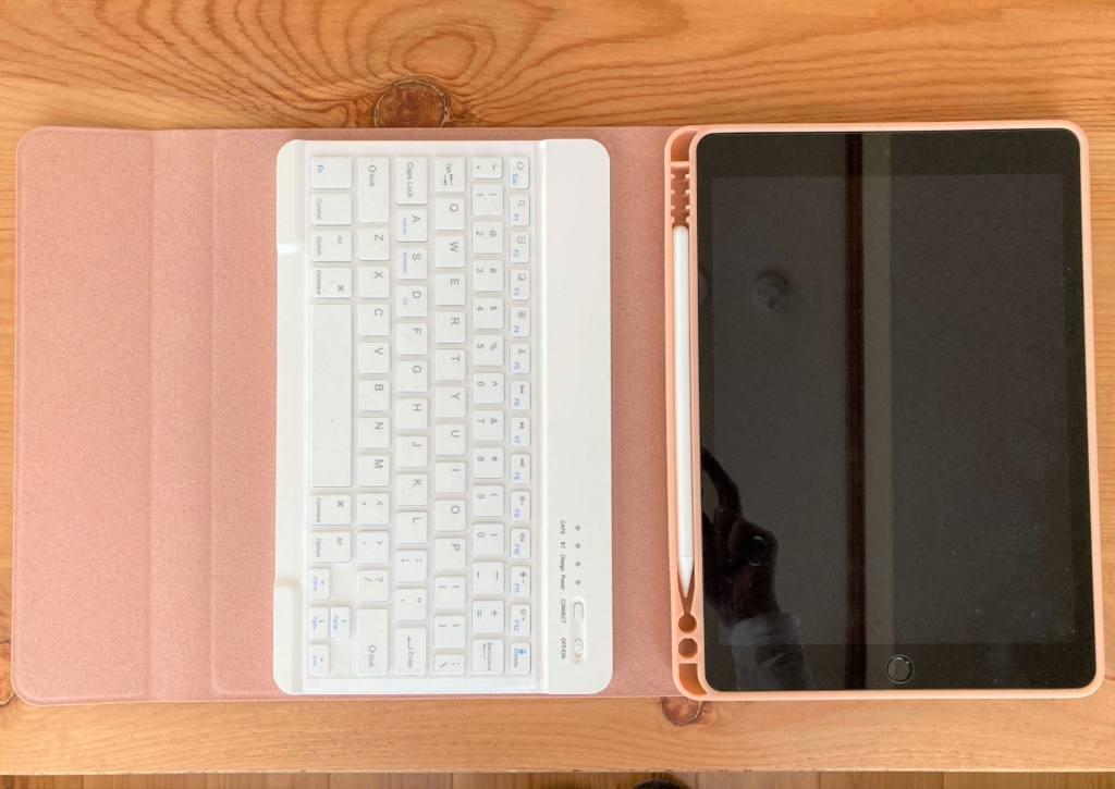 iPadとタブレットケースとキーボード