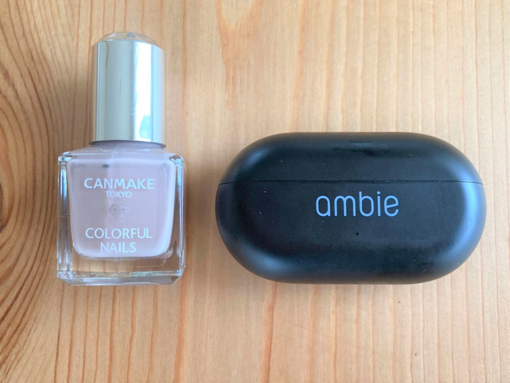 ambie（アンビー）とマニキュアの瓶で大きさ比較